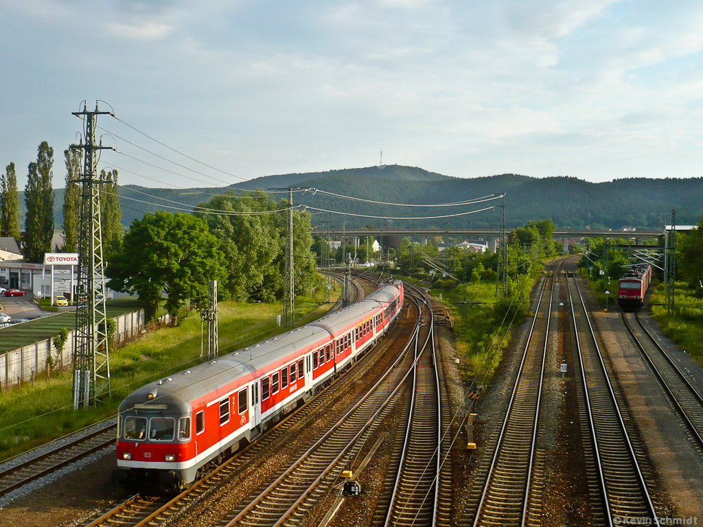 Eine RB mit n-Wagenpark von Jena Saalbahnhof nach Bamberg erreicht gerade den Bahnhof Saalfeld (Saale) für einen kurzen Aufenthalt. (10.06.2011)