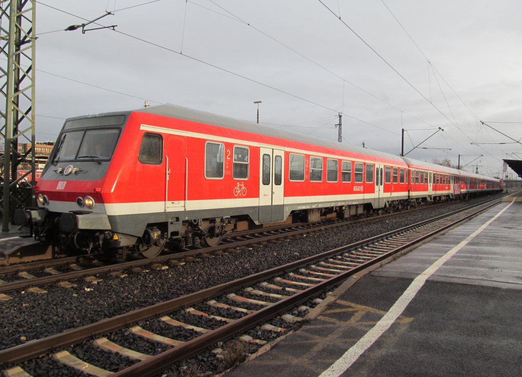 Eine RB nach Frankfurt am Main Hbf steht am 27. Dezember 2012 mit Bahnhof Hanau.