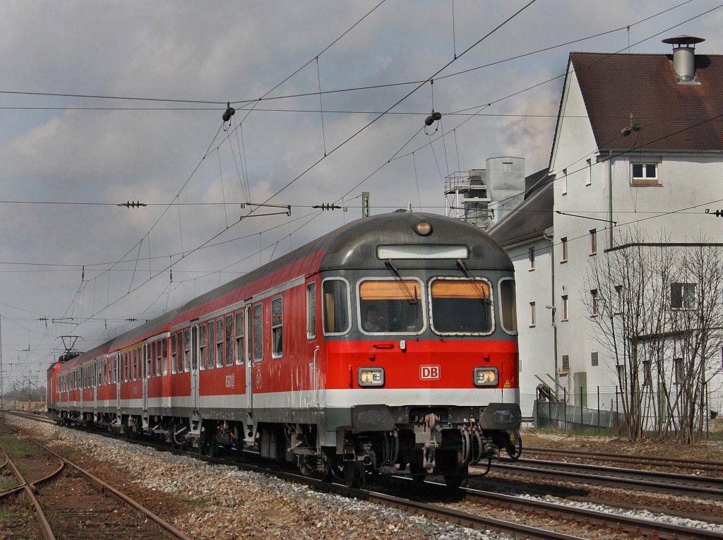 Eine RB nach Plattling am 02.04.2010 bei der Einfahrt in S�nching. 