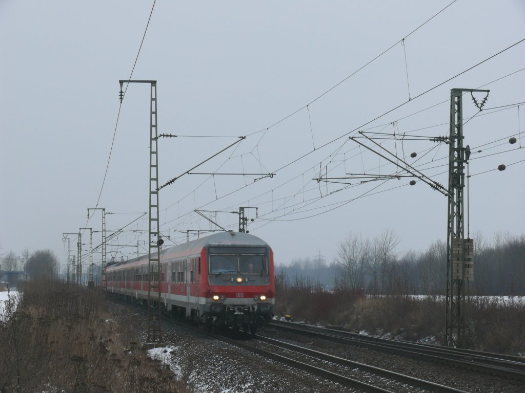Eine RB nach Plattling kommend aus Neumarkt (Oberpf) kurz vor Obertraubling, 9.1.2010