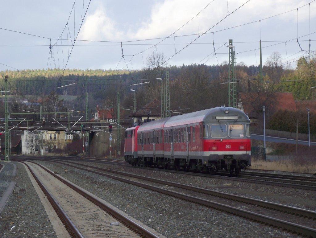 Eine RB nach Saalfeld beschleunigt am 10. Dezember 2011 aus Kronach heraus. Den Zug zieht die Nrnberger 111 167-3.