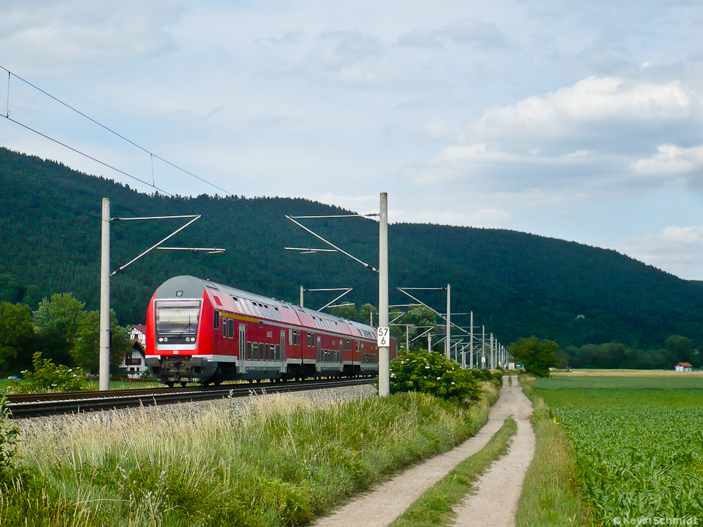 Eine RB von Naumburg (Saale) Hbf nach Saalfeld (Saale) ist zwischen Uhlstädt und Rudolstadt im Saaletal unterwegs. (17.06.2011)