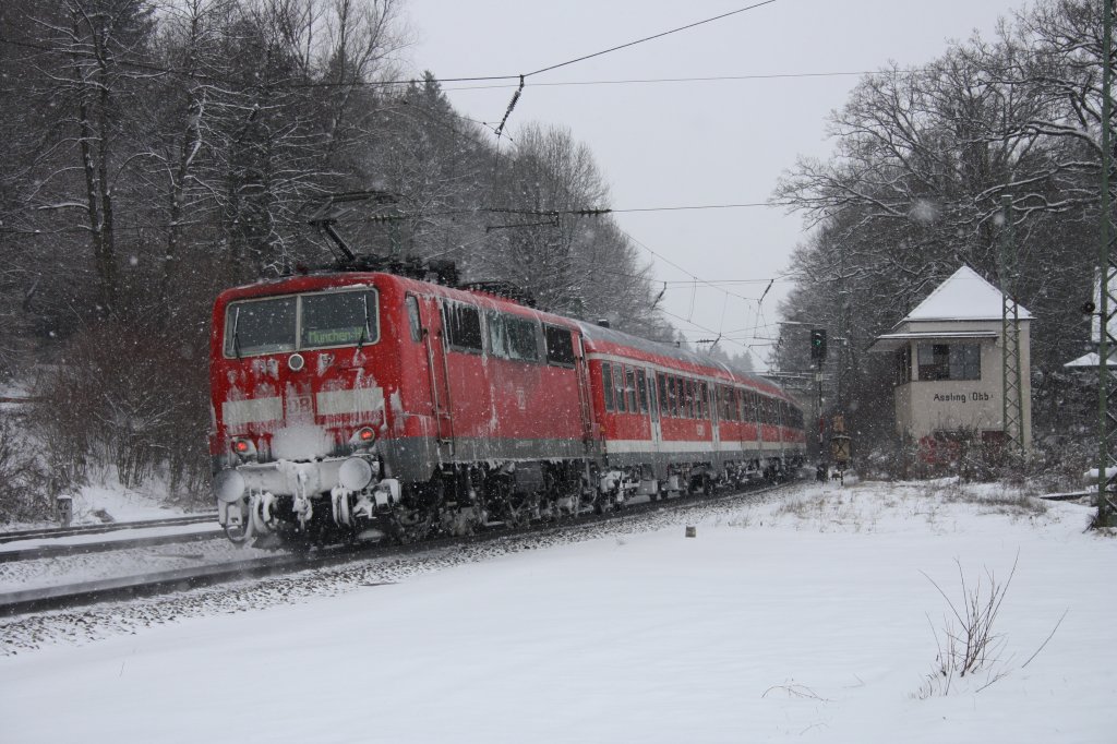 Eine RB von Salzburg nach Mnchen hier bei der Durchfahrt im winterlichen Assling (Oberbay) am 24.01.11