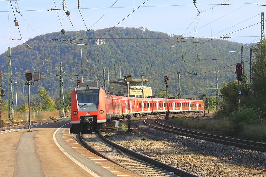 Eine RB verlsst die Geislinger Steige Richtung Stuttgart, die Rb hat eben in  geislingen steige  gehalten. Gebildet aus 2 Triebwagen der Baureihe 425. Wegen einer Strung am Fahrzeug hatte der Zug 20 Minuten verpsptung (25.09.2011).