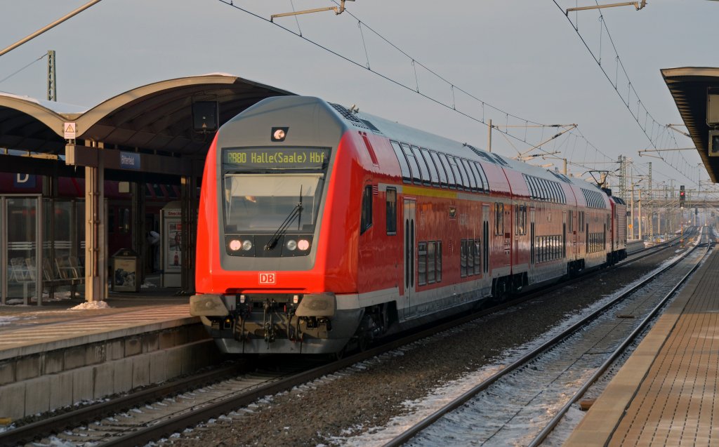Eine RB von Wittenberg nach Halle(S) wartet am 12.02.12 in Bitterfeld auf die Abfahrt.