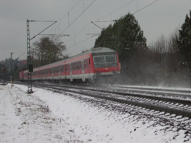 Eine RB zwischen Maintal West und Frankfurt Mainkur im Winter heute Mittag aufgenommen. Das ist die RB 55. 