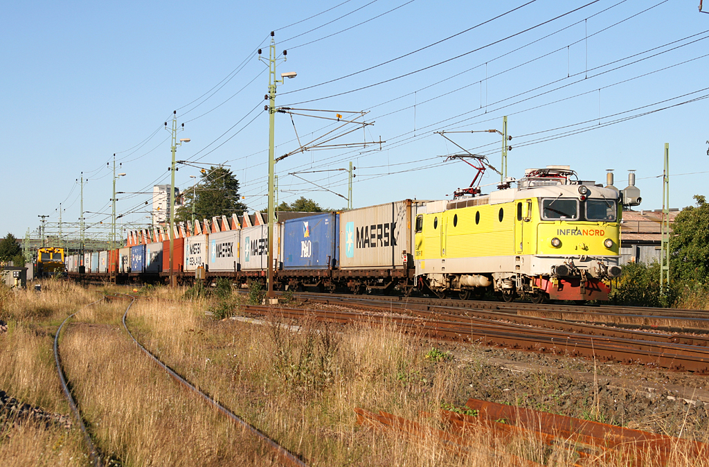 Eine Rc2 (ehemals BB 1043) von Infranord durchfhrt am 27.08.2012 mit einem Containerzug den Bahnhof Skvde in Richtung Gteborg.