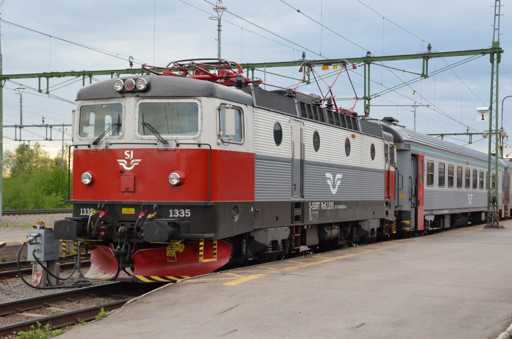 Eine Rc6 E-Lok-Zug in Kiruna/Schweden Richtung Narvik gehend am 26.06.2012.