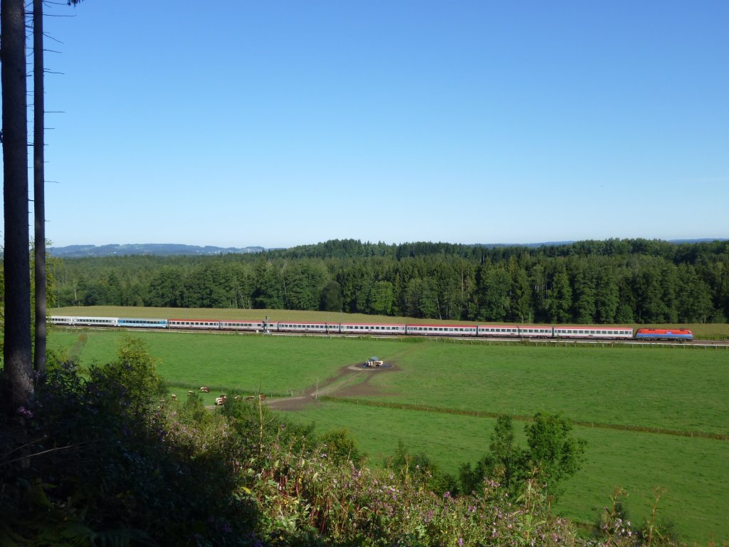 Eine RCH 1116 zieht am 10.09.11 den EC 111 nach Villach. Aufgenommen bei bersee.