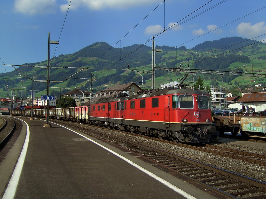 Eine Re 10/10 am 27.08.2008 mit einem Eaos Ganzzug bei der Durchfahrt in Schwyz. 