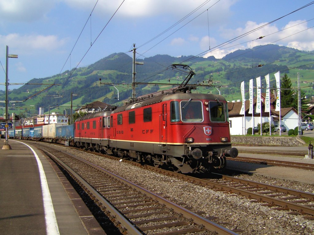 Eine Re 10/10 angefhrt von der Re 4/4 11275 am 27.08.2008 mit einem KLV-Zug bei der Einfahrt in Schwyz. 