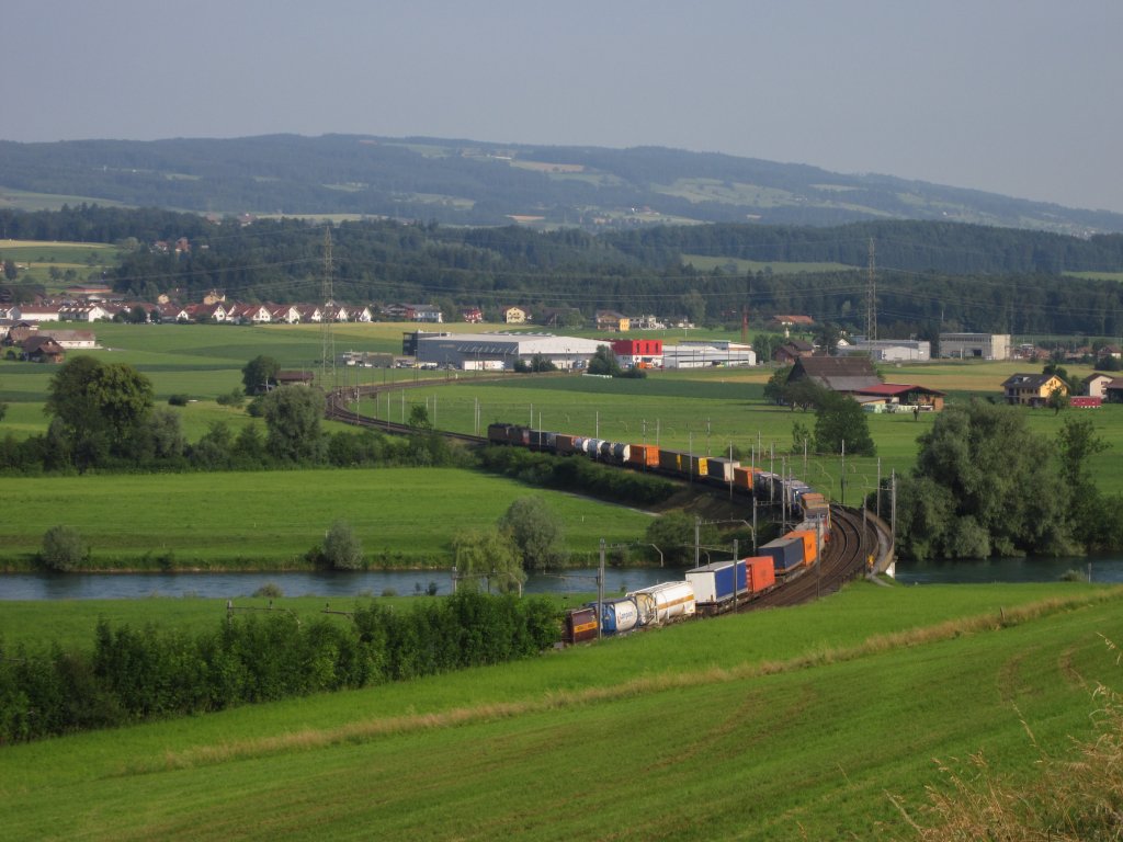 Eine Re 10/10 fhrt, von Rotkreuz kommend, ber die Reussbrcke Oberrti. (11.07.13)