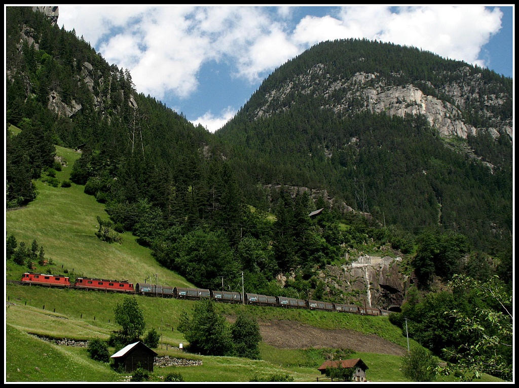 Eine Re 10/10 hat soeben das erste Kehrtunnel bei Gurtnellen verlassen.
19. Juni 2008