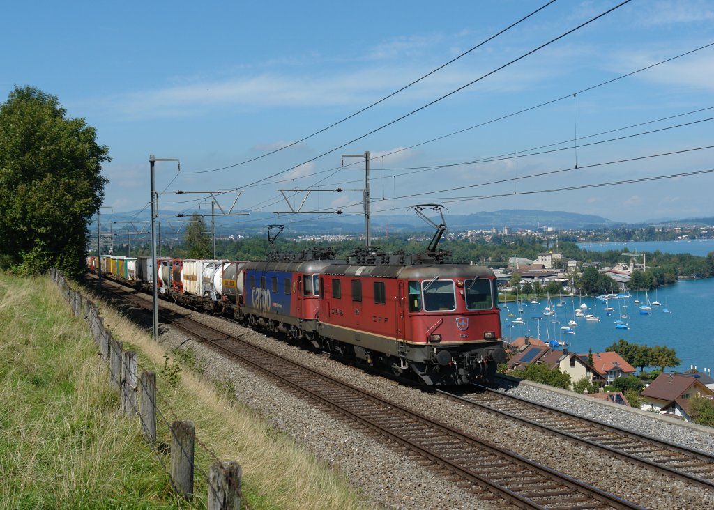 Eine Re 10/10 mit einem KLV am 01.09.2011 unterwegs bei Einigen.