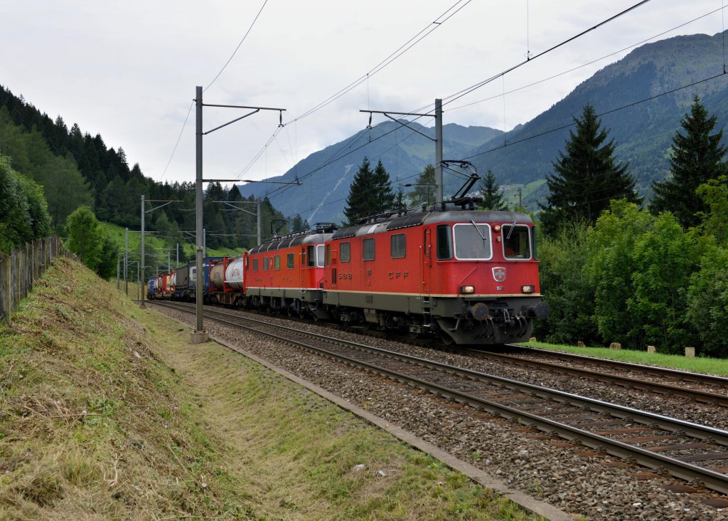 Eine Re 10/10 mit einem KLV am 28.08.2012 bei Fiesso.
