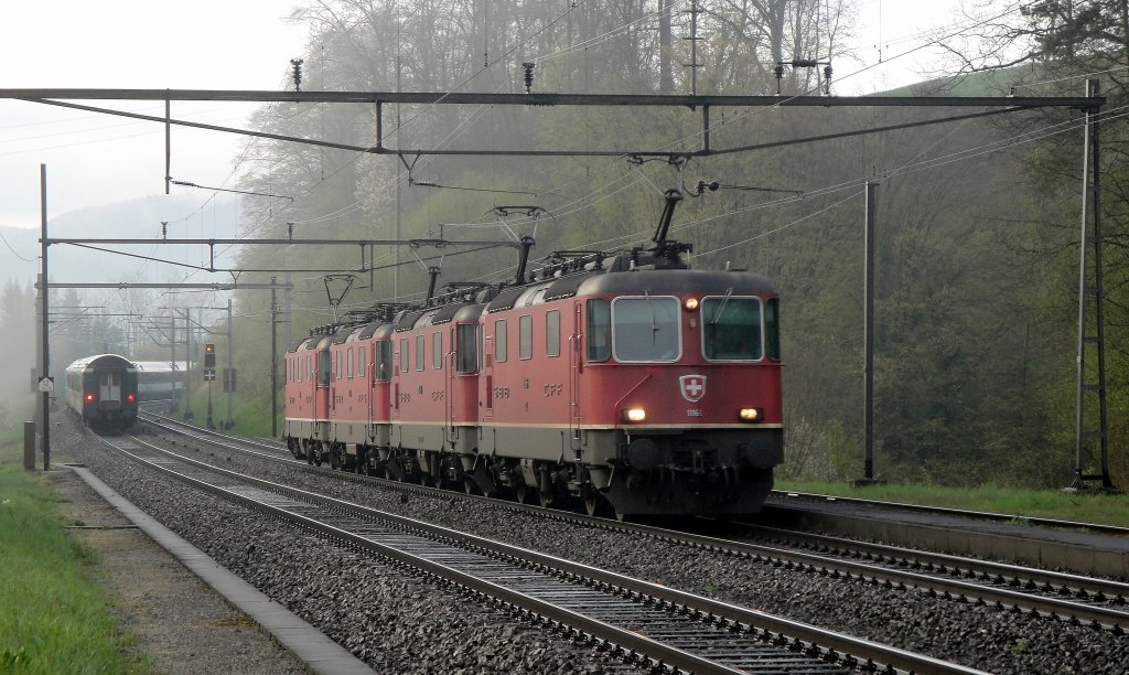 Eine Re 16/16  (11166, 11308, 11272 und 11190 im Ensemble) befindet sich am 12.04.12 in Hornussen auf Talfahrt.