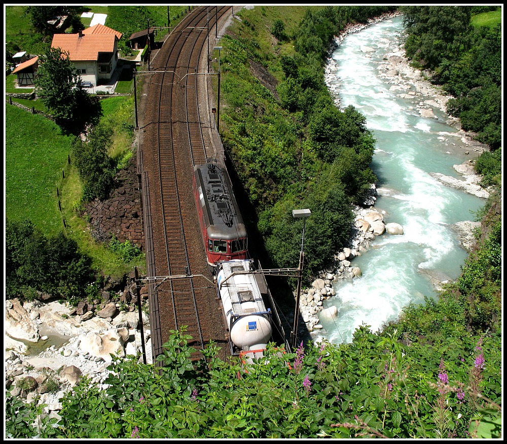 Eine Re 420 verlsst soeben das Wattinger-Kehrtunnel und folgt nun der Reuss bei Wassen.
August 2008