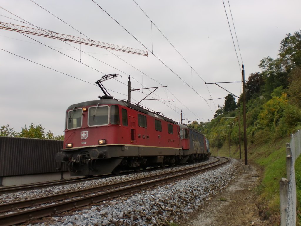 Eine Re 4/4 + Re 6/6 machen sich vor einem Gterzug Richtung Gotthard 
ntzlich, bei Brugg auf der Bzberglinie, 07.10.10.