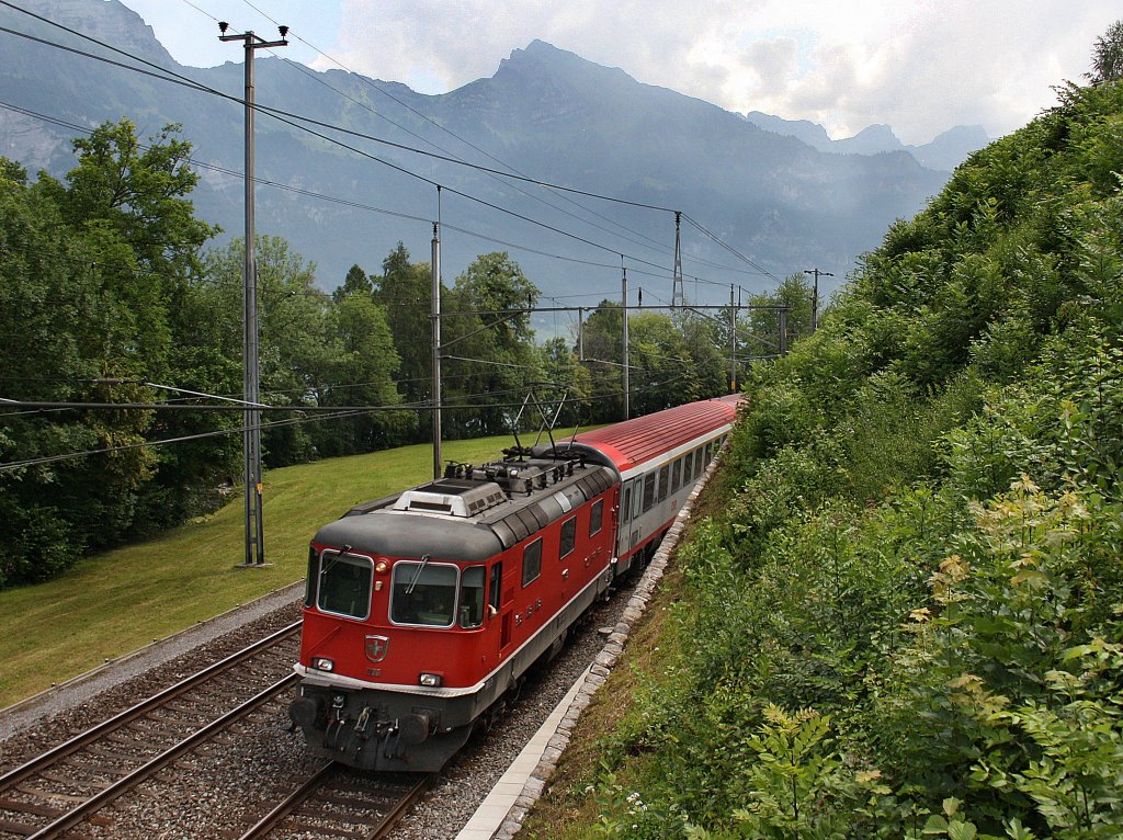 Eine Re 4/4 am 01.07.2009 mit dem EC Transalpin unterwegs bei Unterterzen. 