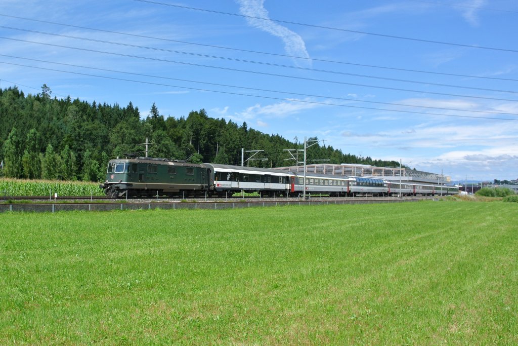 Eine Re 4/4 III zog heute ausnahmsweise einen Personenzug: im Bild ist die 11364 an der Spitze des IR 2178 bei der Haltestelle Root D4, 05.08.2012