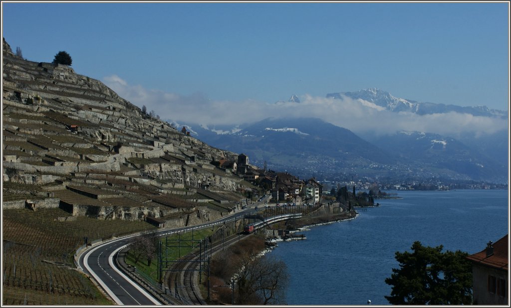 Eine Re 460 fhrt mit ihrem Interregio an St.Saphorin vorbei in Richtung Lausanne.
(20.03.2012)