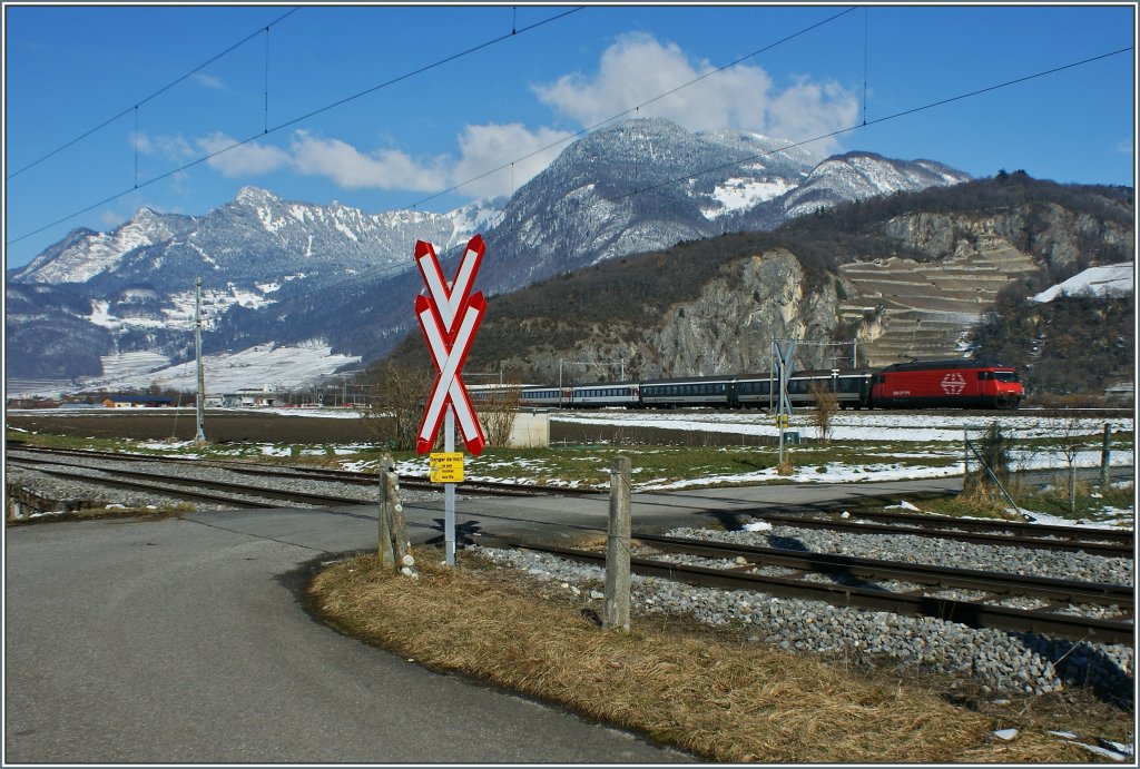 Eine Re 460 mit einem Interregio auf der Fahrt nach Brig, kurz vor St-Triphon.
(16.02.2013)