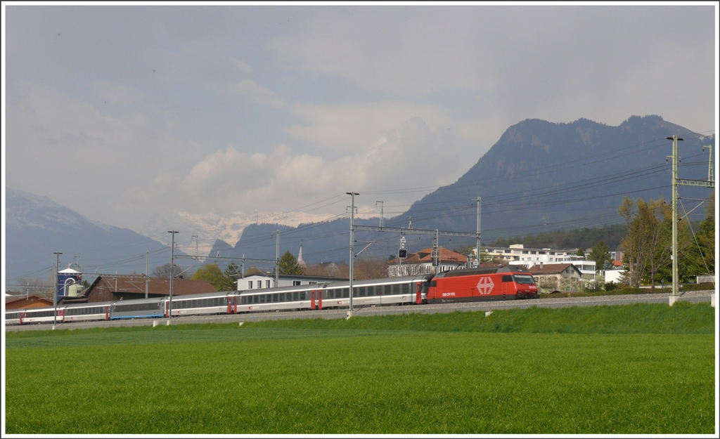 Eine Re 460 mit EX 7 nhert sich bei Masans dem Endbahnhof Chur. (19.04.2010)