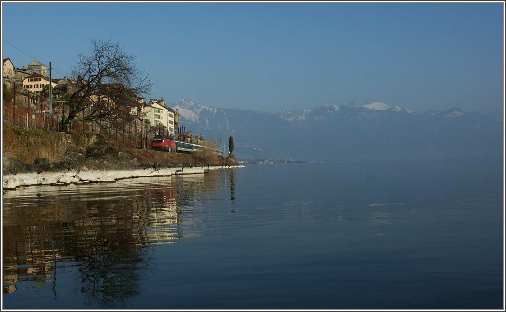 Eine Re 460 mit ihrem Interregio auf der Fahrt nach Lausanne bei St.Saphorin.
(14.03.2012)