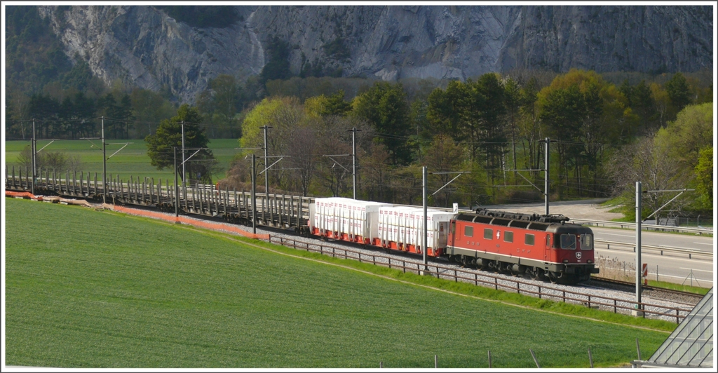 Eine Re 6/6 kommt mit dem nachmittglichen Gterzug ber das Dreischienengleis bei Chur West vorbei. (21.04.2010)