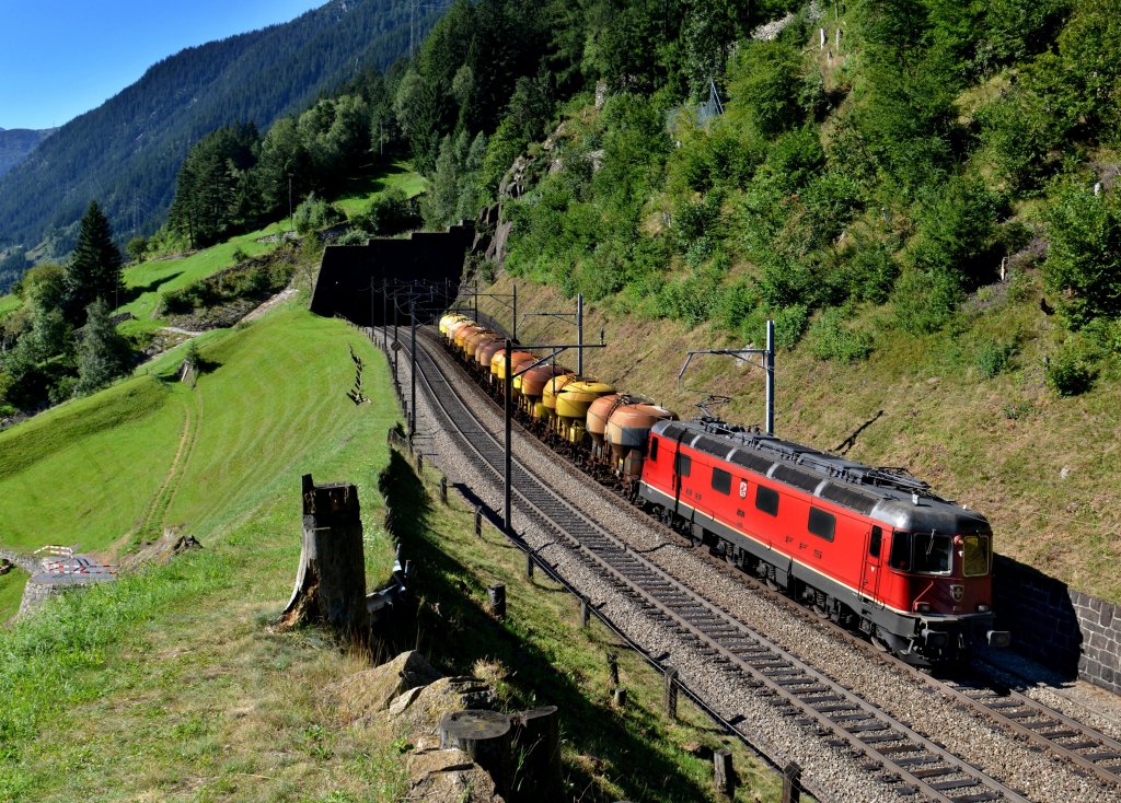 Eine Re 6/6 mit einem Gterzug am 28.08.2012 oberhalb von Wassen.