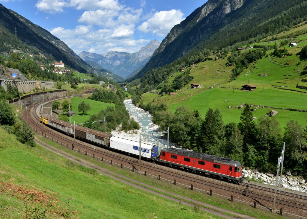 Eine Re 6/6 mit einem Gterzug am 29.08.2012 bei Wassen.