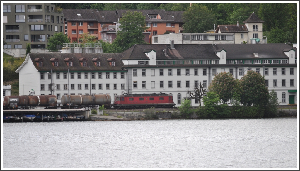 Eine Re 6/6 mit leerem Oelzug ab Landquart bei Wdenswil. (21.05.2012)