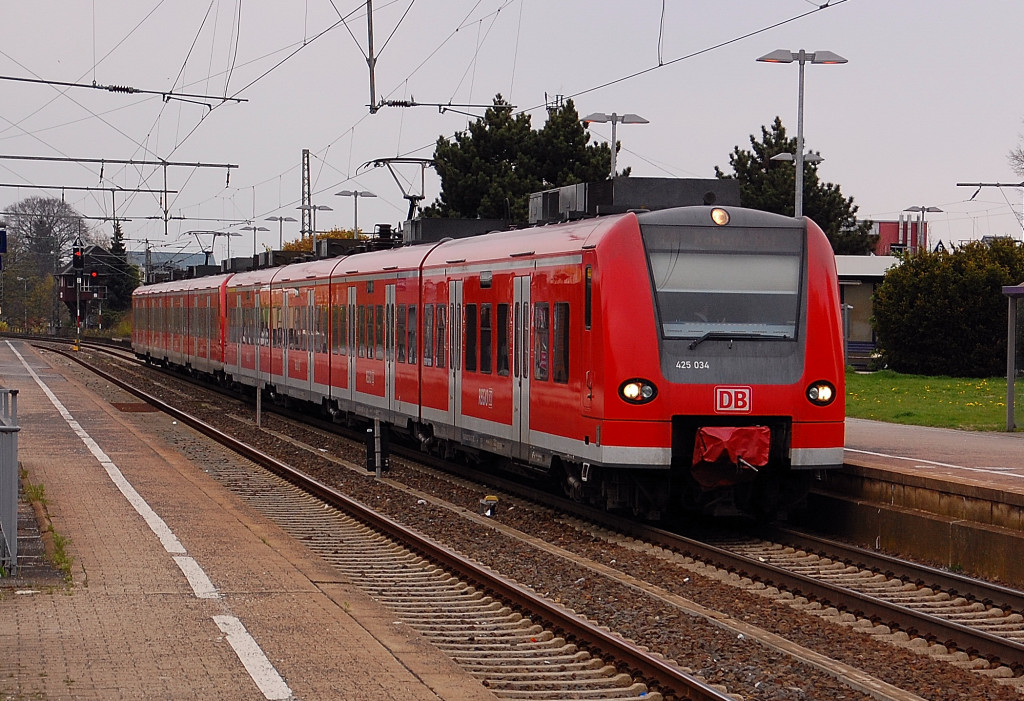 Eine RE 8 Doppeleinheit bestehend aus 425 034 und dem 425 605-3 im Hbf Rheydt an Gleis 3 auf dem Weg nach Koblenz Hbf. 17.4.2012