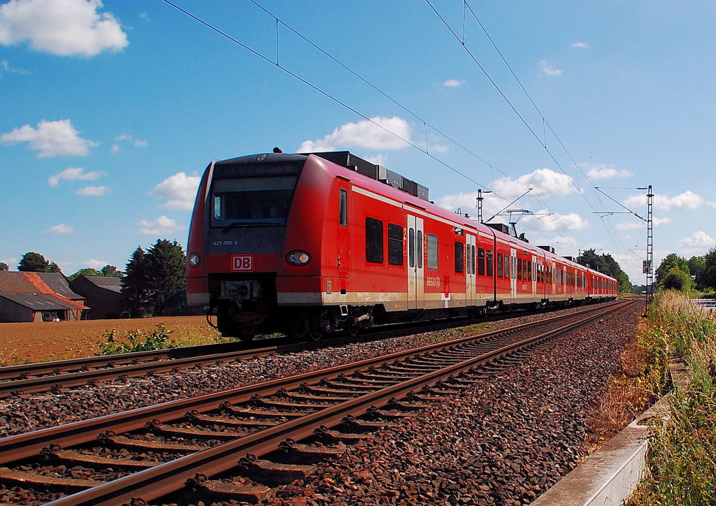 Eine RE 8 Zug fhrt der 425 099-9 von Koblenz nach Mnchengladbach Hbf am Sonntagvormittag den 10.6.2012. Hier ist der Zug bei Gubberath abgelichtet.