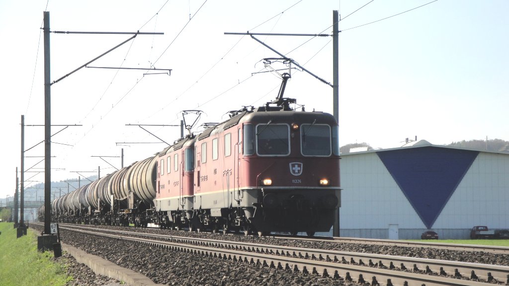 Eine Re 8/8  mit der fhrenden Re 4/4  11326 schleppen am 08.04.11 einen schweren lzug in Richtung Zielbahnhof Rothenburg. (Aufnahmeort: sdstlich von St. Erhard.)