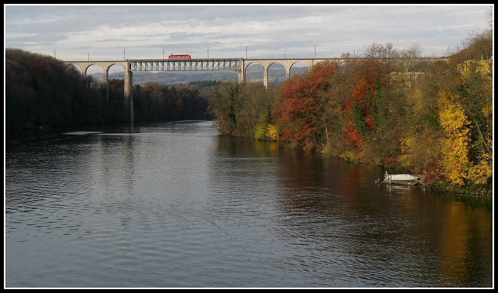 Eine Re6/6 ganz allein auf dem Viadukt.
Eglisau im Oktober.