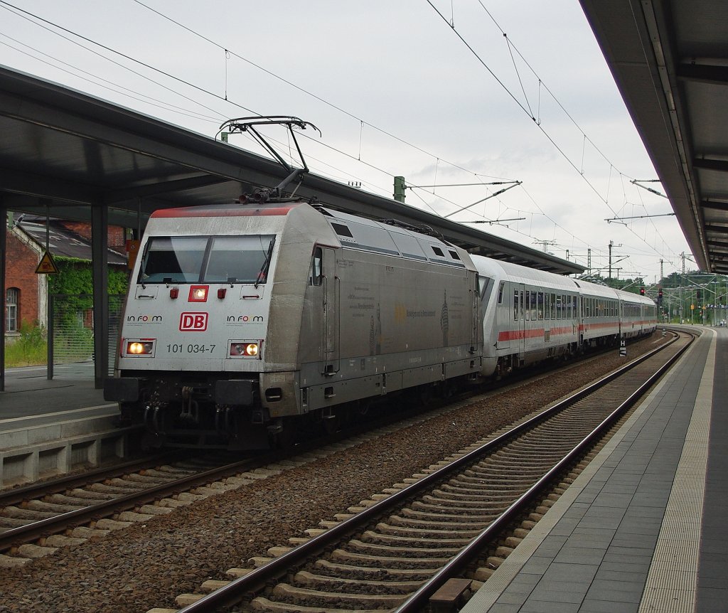Eine recht dreckige 101 034-7 fhrt mit ihrem IC aus Ostseebad-Binz in Schwerin ein. Aufgenommen am 08.08.2010.