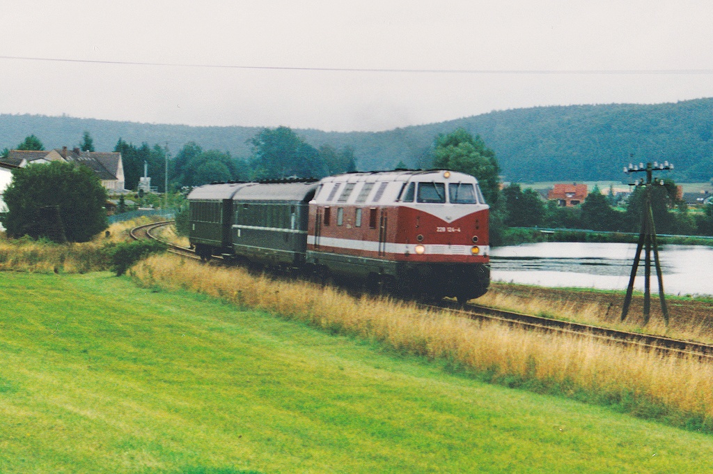 Eine recht kuriose Garnitur schickte das BEM am 11.9.94 auf die Strecke: Die Ex-Reichsbahnlok 228 124 zog sdlich von Wilburgstetten zwei Vor-kriegsschnellzugwagen Richtung Nrdlingen.