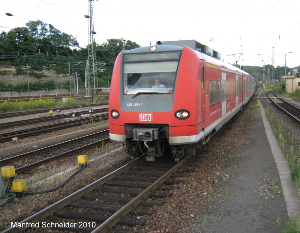 Eine Regional Bahn fhrt den Saarbrcker-Hauptbahnhof an. Das Foto habe ich am 24.08.2010 gemacht. ( Foto wurde am Ende von Gleis 5 aufgenommen. Dort ist das Betreten durch die Fahrgste gestattet.)