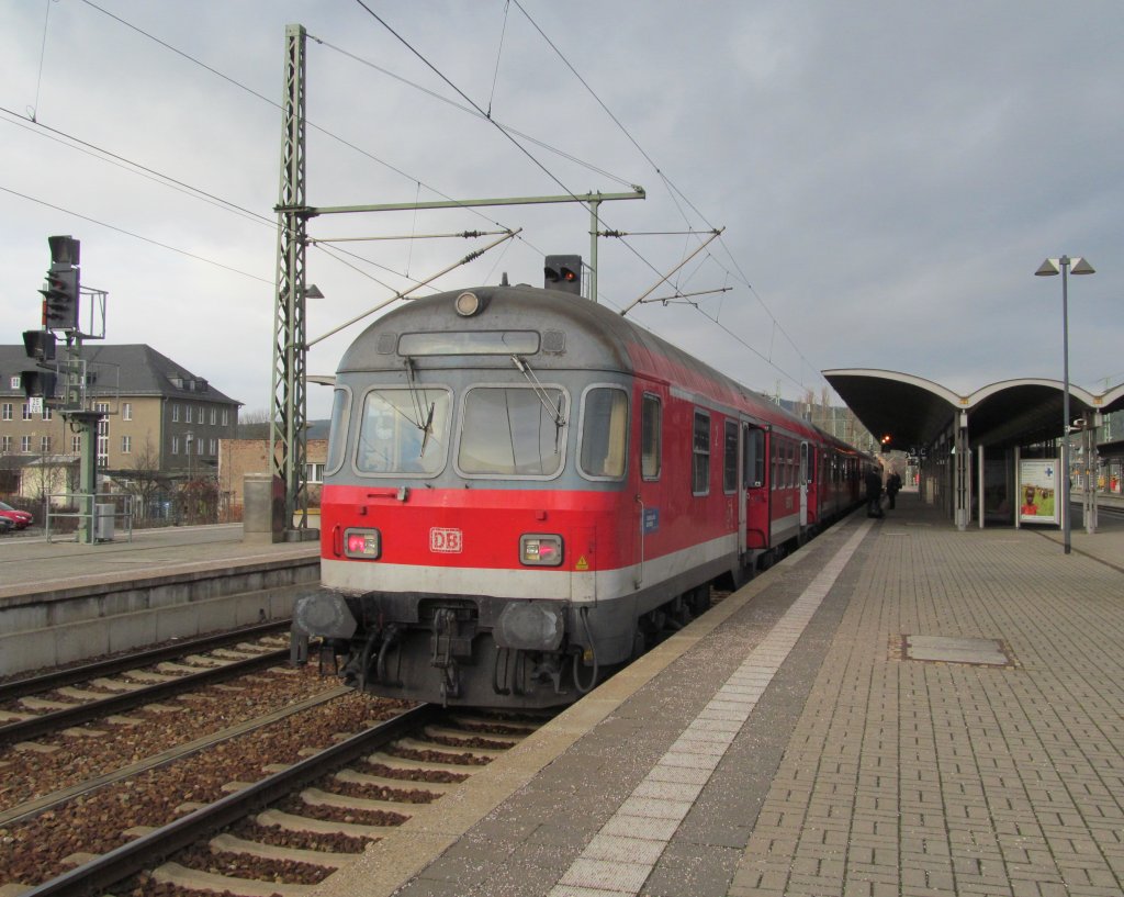 Eine Regionalbahn aus Bamberg steht am 10. Januar 2013 im Bahnhof Saalfeld (Saale).