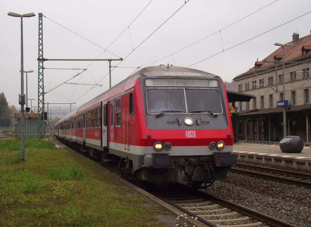 Eine Regionalbahn von Bamberg nach Kronach steht am 1. November 2011 mit fhrendem Halberstdter Steuerwagen auf Gleis 4 im Bahnhof Kronach.