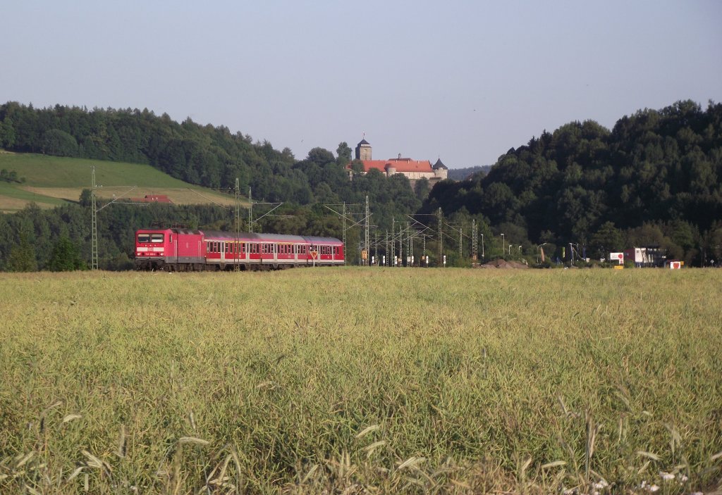 Eine Regionalbahn von Bamberg nach Probstzella ist am 27. Juni 2011 auf der Frankenwaldbahn bei Kronach unterwegs.