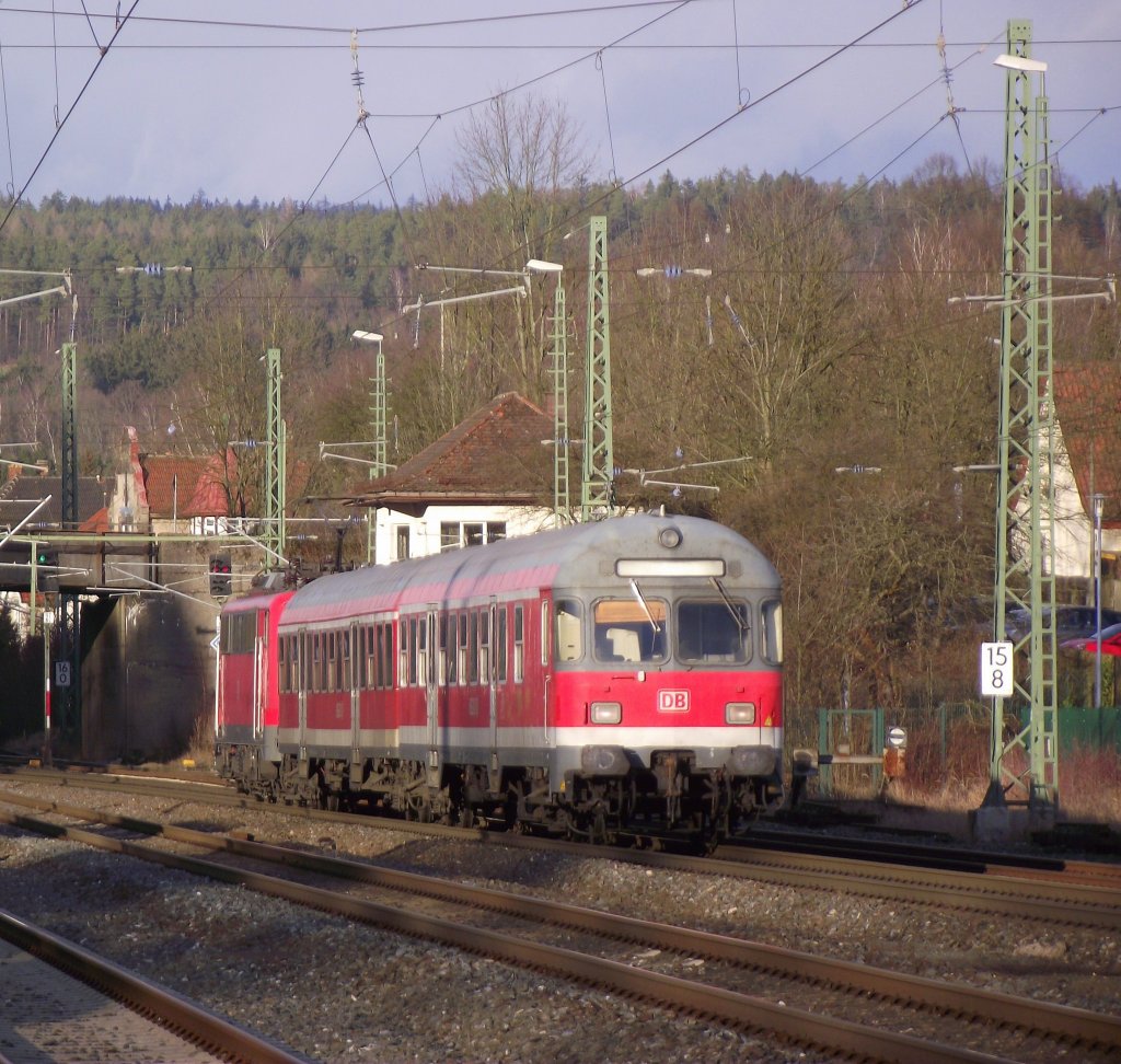 Eine Regionalbahn von Bamberg nach Saalfeld verlsst am 06. Januar 2012 mit einem Bnrdzf 463.0 am Zugschluss den Kronacher Bahnhof.