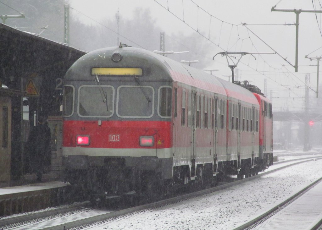 Eine Regionalbahn von Bamberg nach Saalfeld steht am 07. Januar 2012 mit einem Bnrbdzf 476.0 am Zugschluss in Kronach.