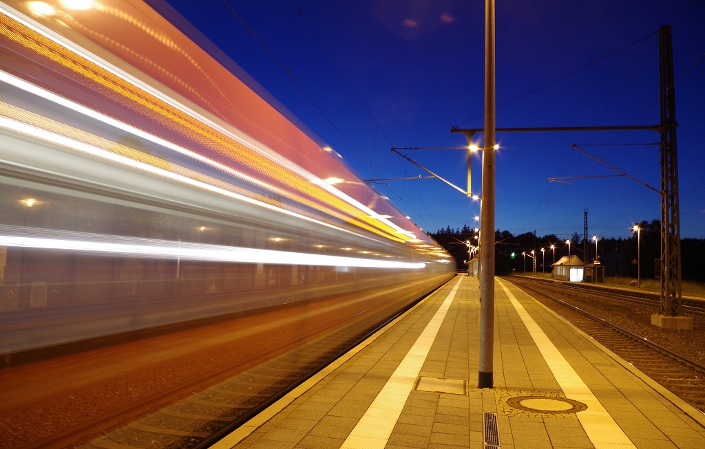 Eine Regionalbahn (ET 442) verlsst am 22.06.2013 den Bahnhof Steinbach am Wald unplanmig ber Gleis 2. 