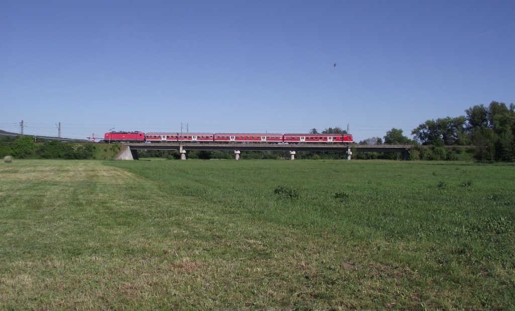 Eine Regionalbahn von Kronach nach Bamberg berquert an 25. Mai 2011 die Mainflutbrcke bei Horb.