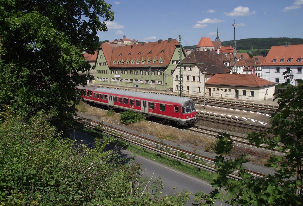 Eine Regionalbahn von Kronach nach Bamberg verlsst am 16. Juli 2011 den Bahnhof Kronach ber Gleis 4.