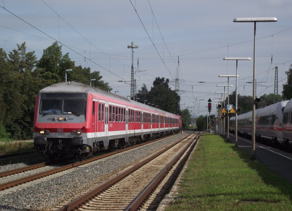 Eine Regionalbahn von Kronach nach Bamberg verlsst am 6. August 2011 mit fhrendem Wittenberger Steuerwagen den Bahnhof Hallstadt (b Bamberg).