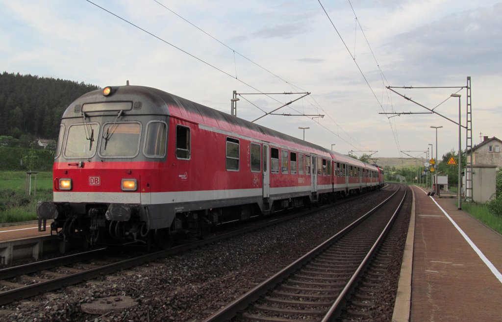 Eine Regionalbahn von Kronach nach Bamberg legt am 11. Mai 2012 mit fhrendem Karlsruher Steuerwagen einen kurzen Halt in Neuses (bei Kronach) ein.