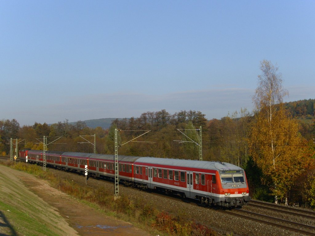 Eine Regionalbahn von Kronach nach Lichtenfels ist am 31. Oktober 2010 auf der Frankenwaldbahn zwischen Kronach und Neuses unterwegs.